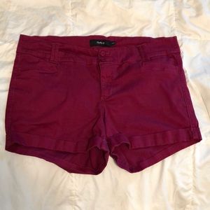 Stretchy shorts with pockets and belt loops